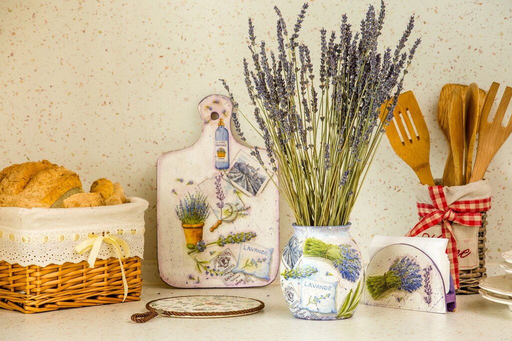 Accessories for a kitchen in Provence style