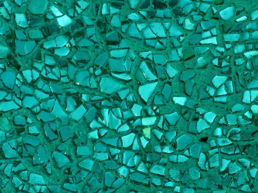 Aquamarine color of the stone