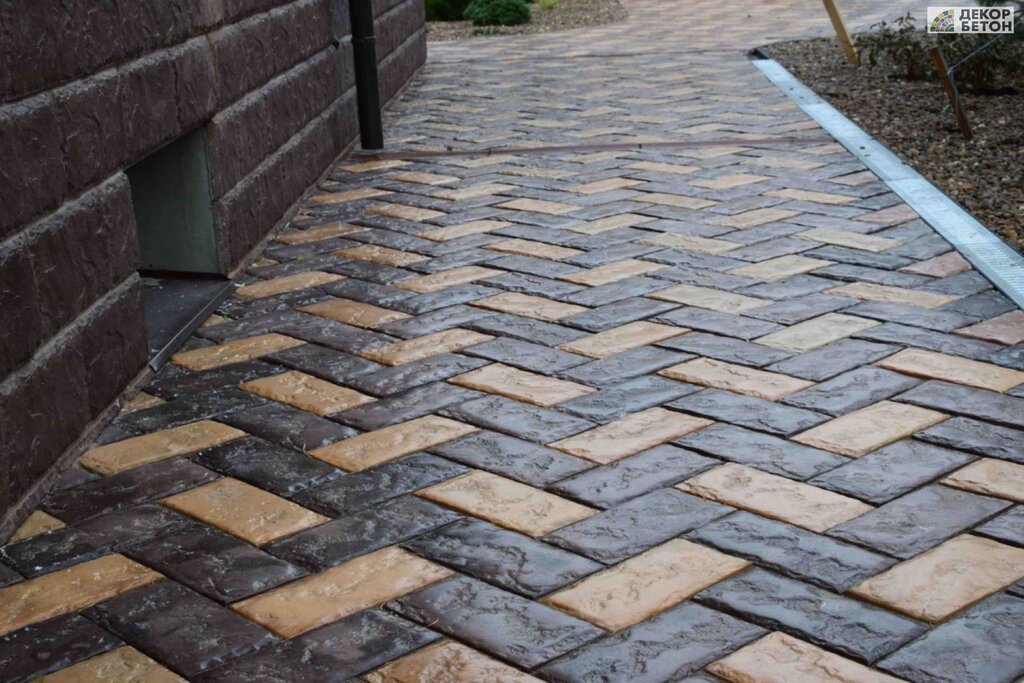 English cobblestone paving tiles