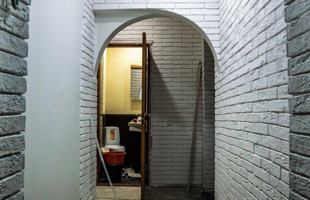 An arch with bricks made of plaster