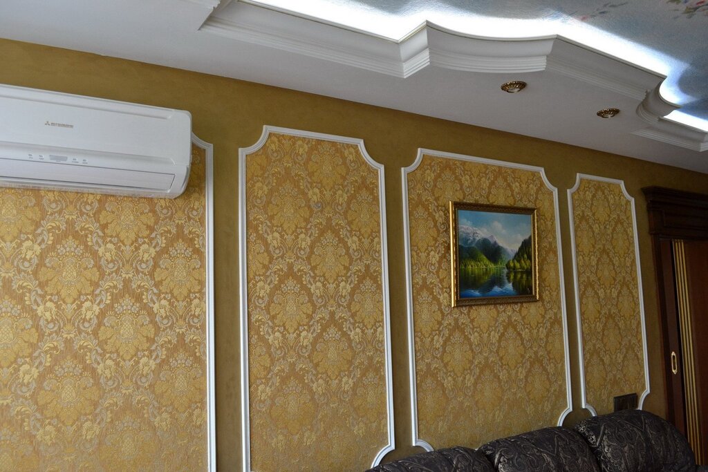 Moldings for walls with different wallpapers