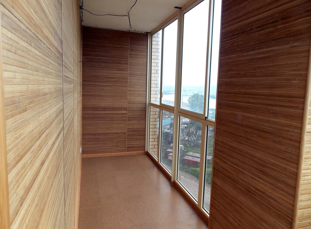 Balcony with laminate on the wall