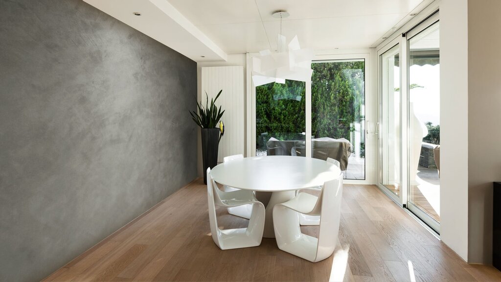 White decorative plaster in the interior