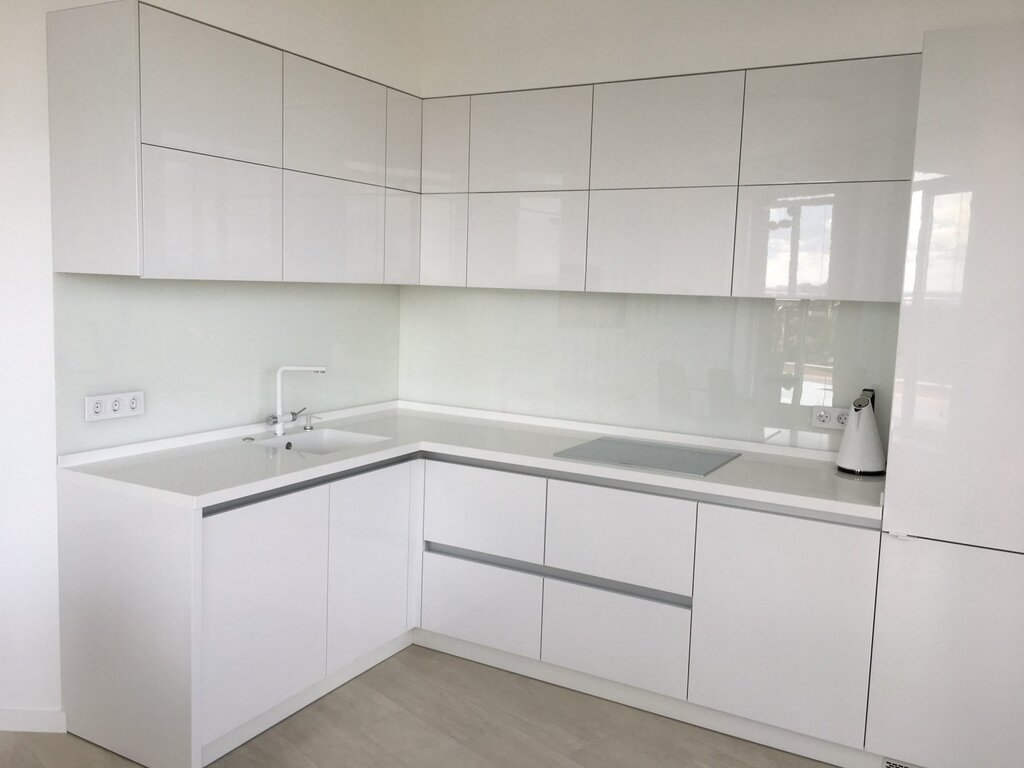 White glossy kitchen with a white countertop