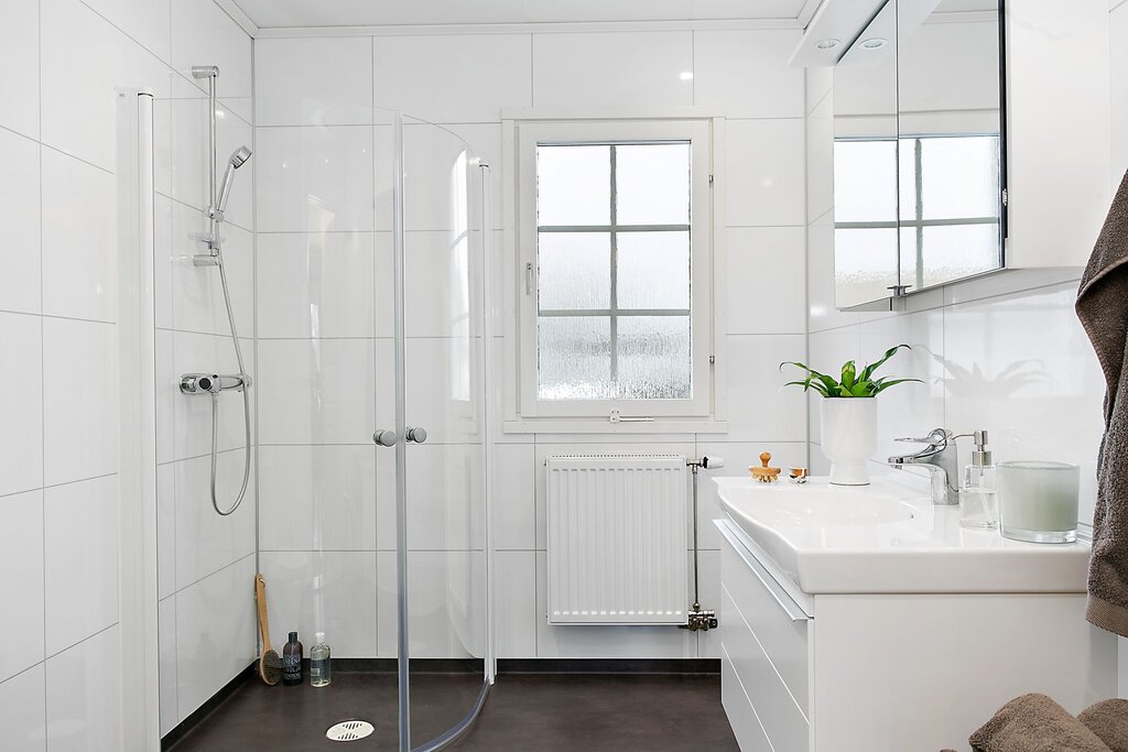 White glossy tiles in the bathroom