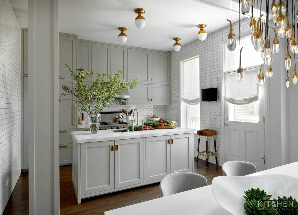 White kitchen, white walls