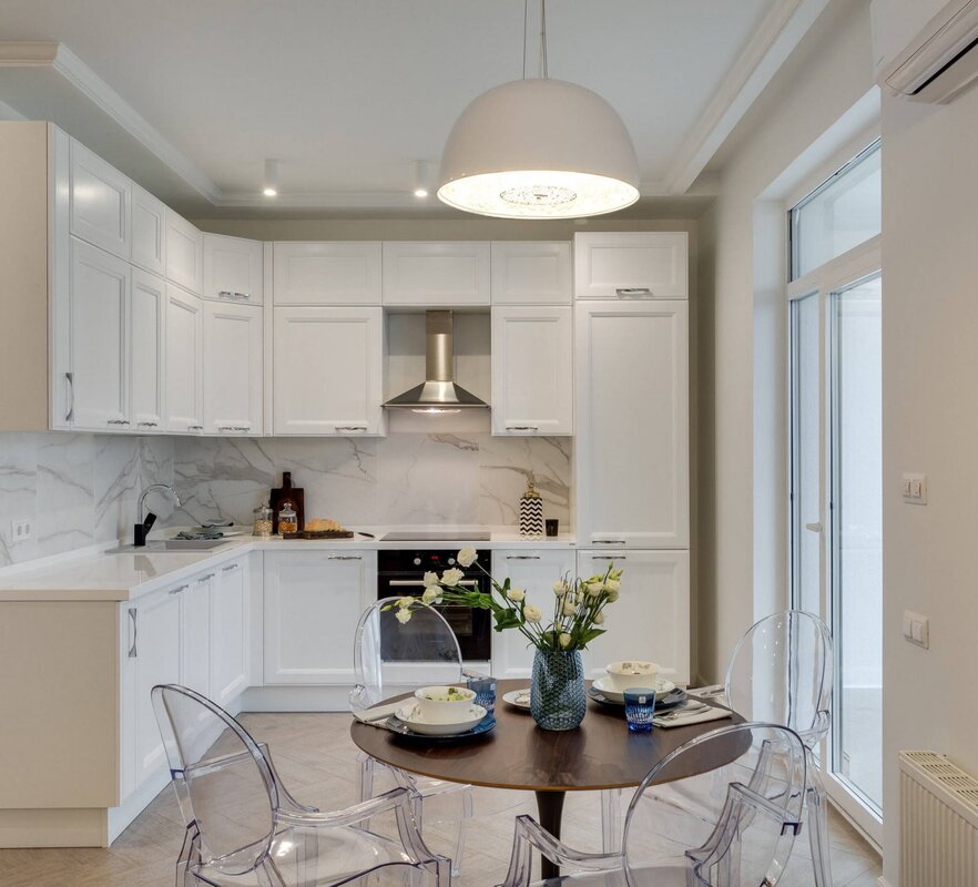 White kitchen up to the ceiling