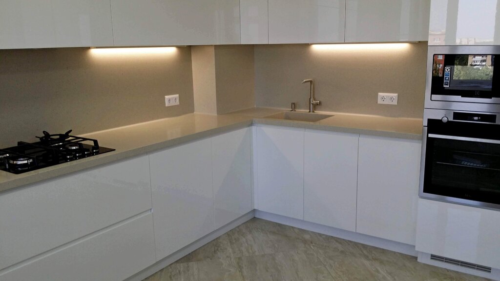 White kitchen with integrated handles