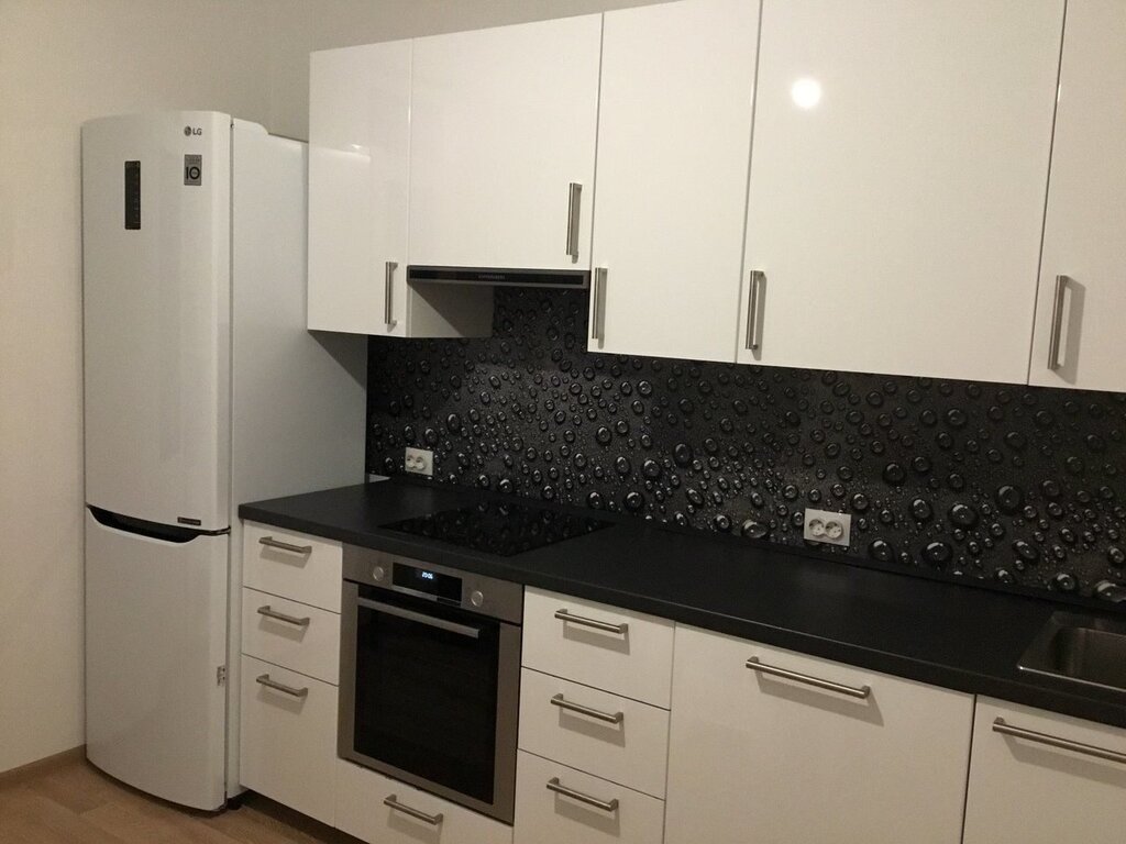 White kitchen with a dark backsplash