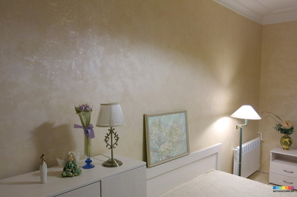 White pearlescent paint for walls