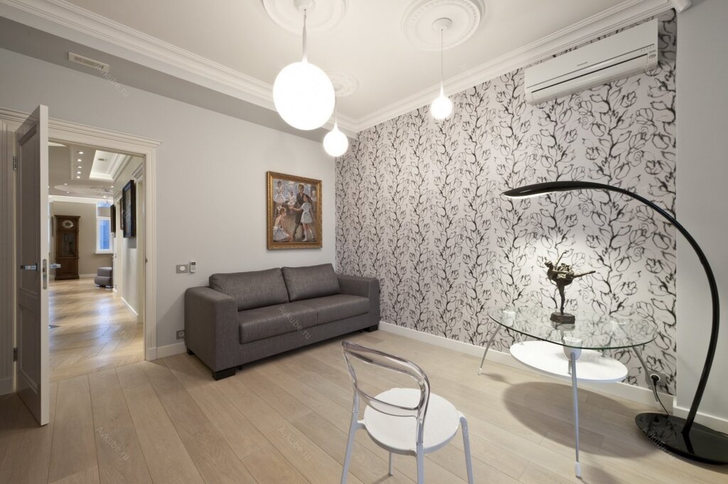 White wallpaper in the living room interior