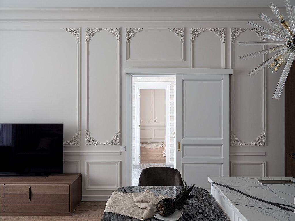 White walls with moldings in the interior