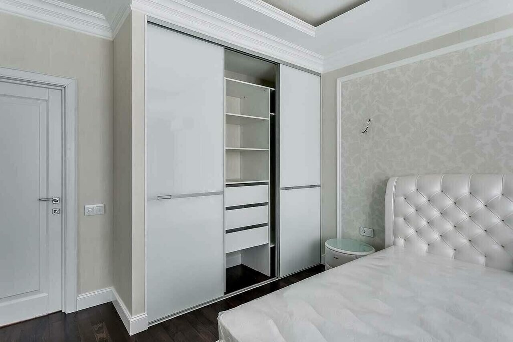 White wardrobe with a mirror for the bedroom 35 фото