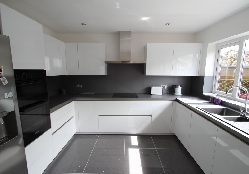 White and gray kitchen with a black countertop