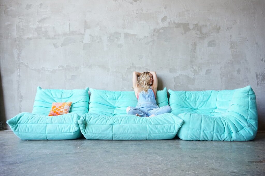 A frameless sofa in the interior