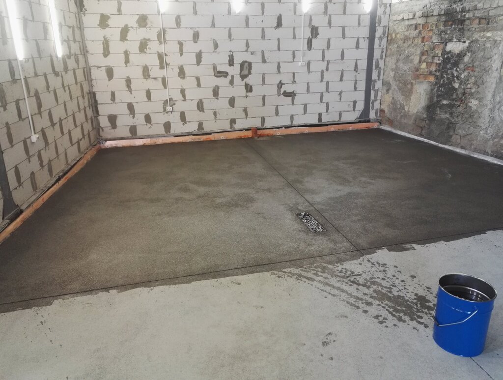 Concrete floor screed