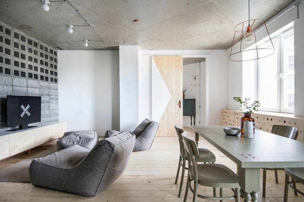 Concrete ceiling in the apartment