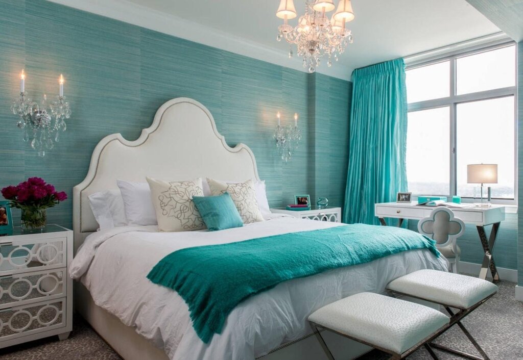 Turquoise wallpaper in the interior