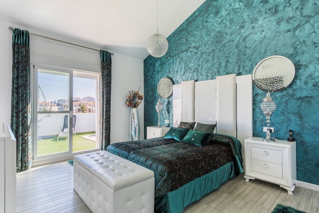 Turquoise wallpaper in the bedroom