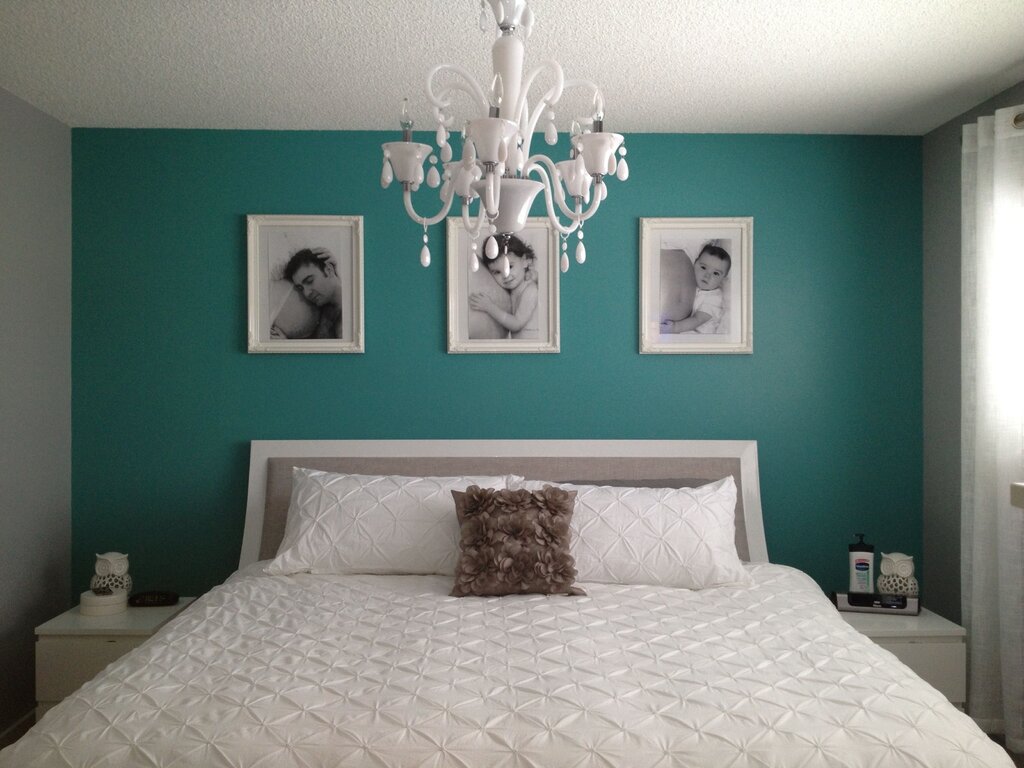 Turquoise wall color in the bedroom