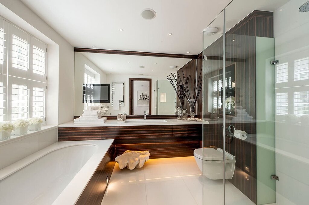 A large bathroom in a private house