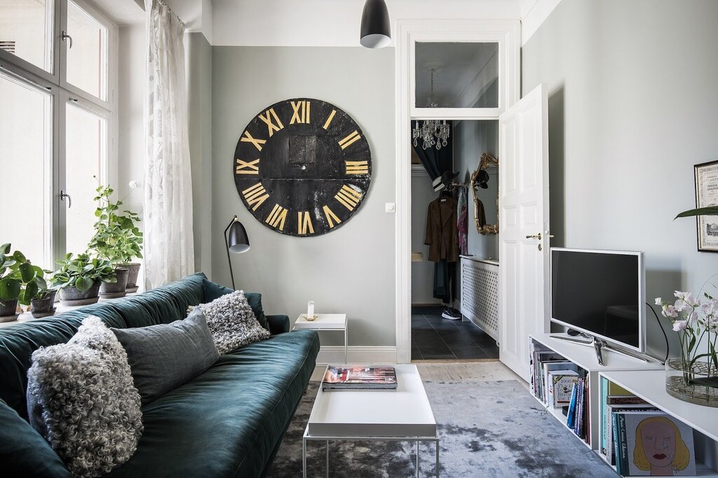 Large clocks in the interior