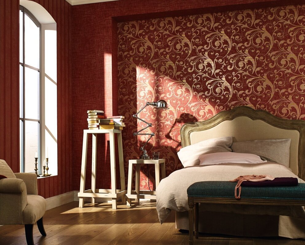 Burgundy wallpaper in the bedroom