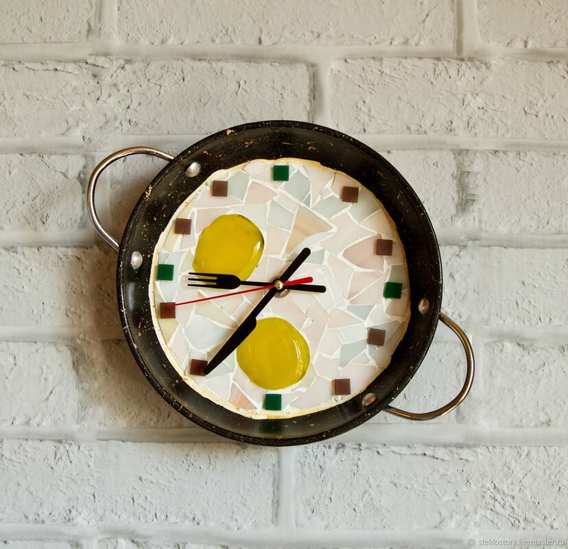 Unusual wall clock for the kitchen