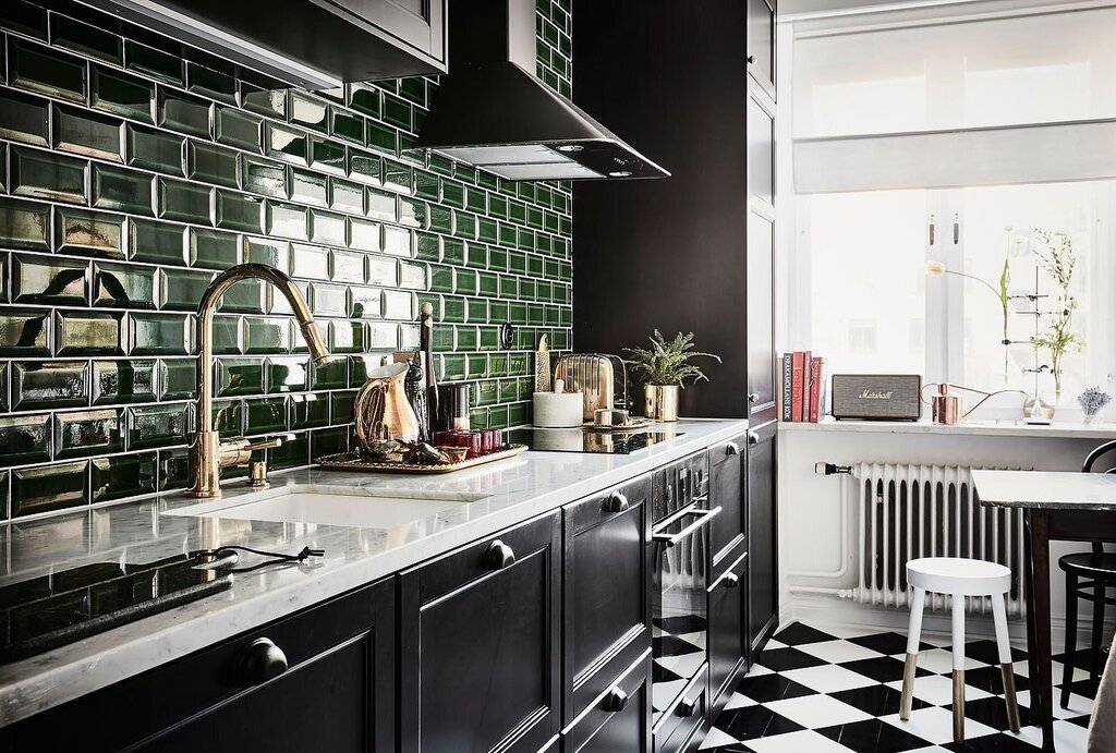 Black tiles for a kitchen backsplash 9 фото