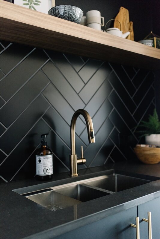 Black tile on the backsplash 20 фото