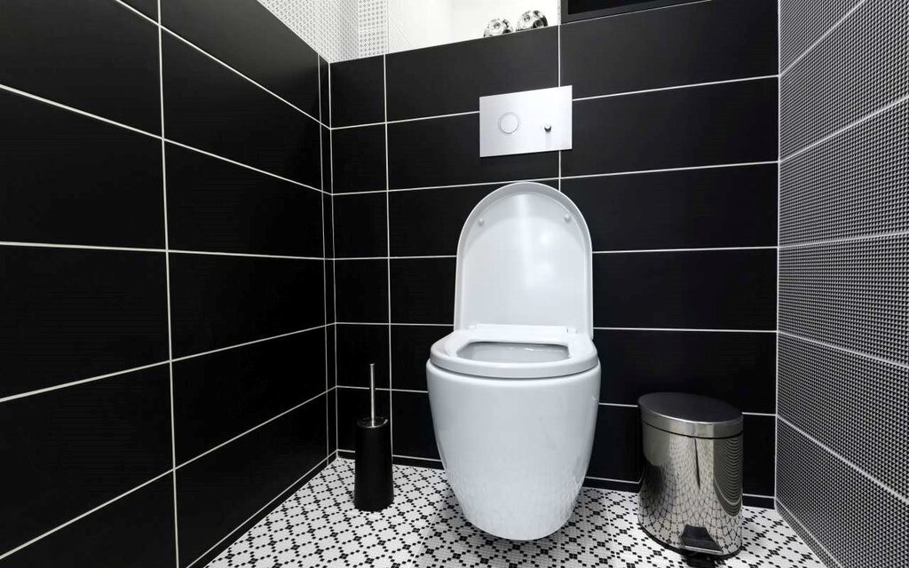 Black walls in the toilet