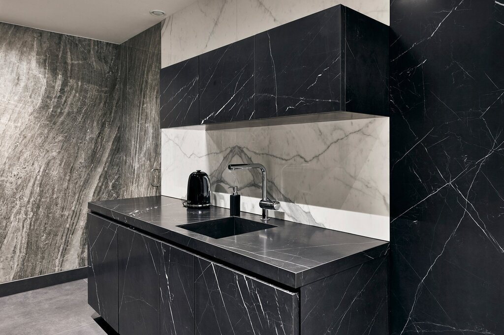 Black porcelain stoneware in the interior