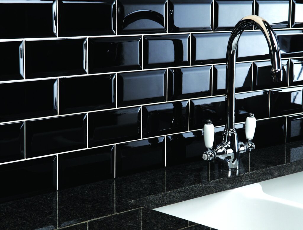 Black and white tile for the backsplash 10 фото