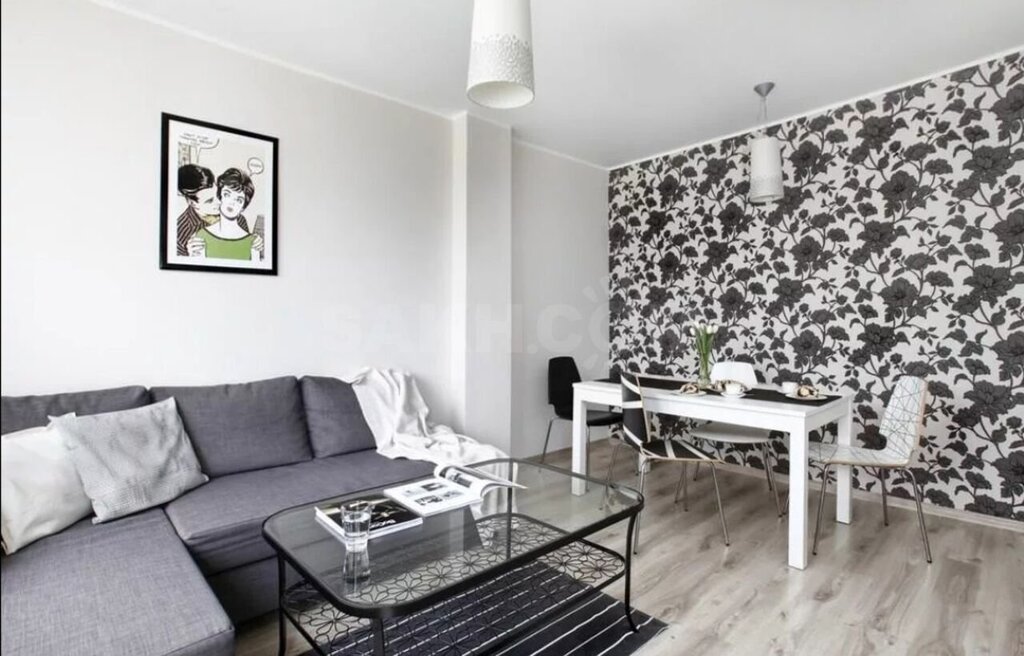 Black and white wallpaper in the interior