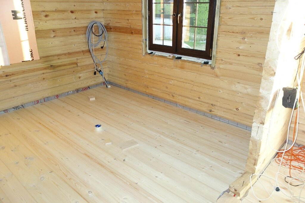 The finished floor in a wooden house