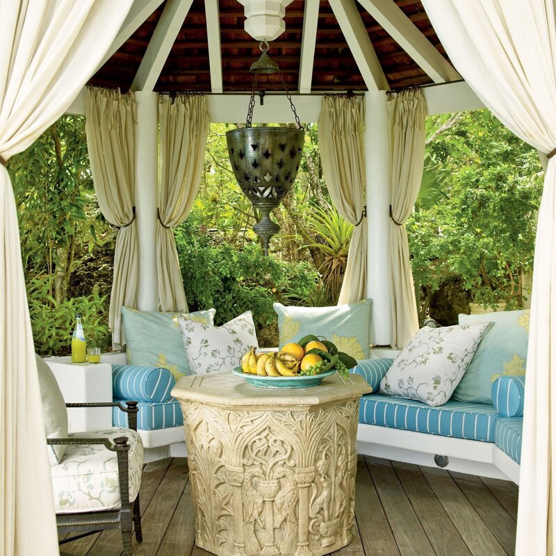 Decoration of the gazebo at the dacha