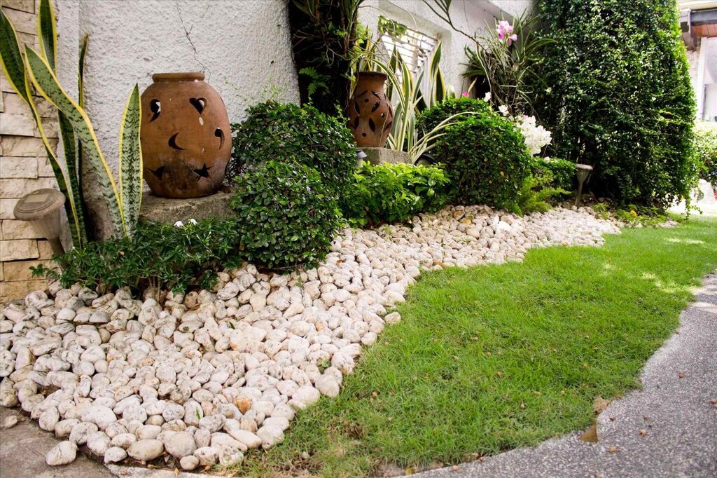 Flowerbed decoration with stones