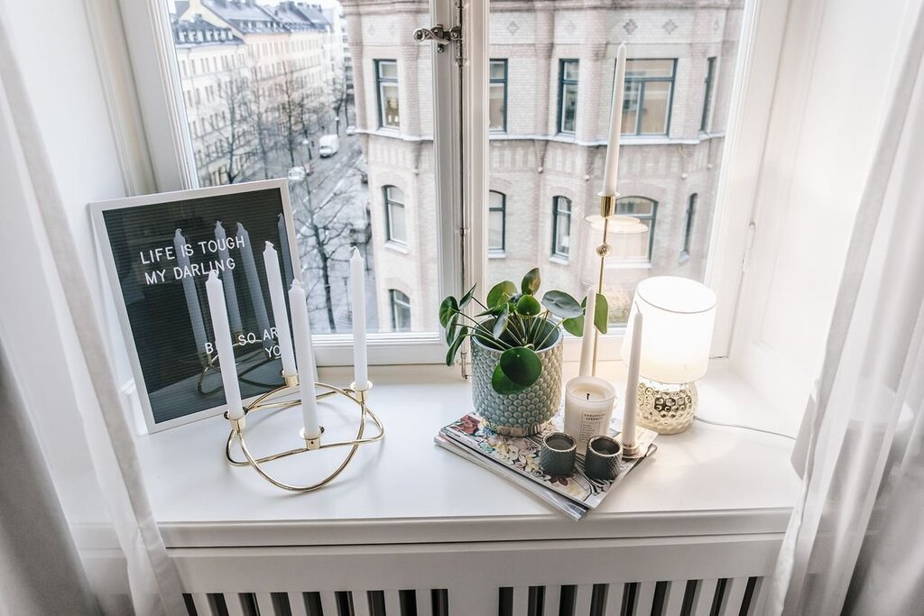 Decorating the windowsill in the kitchen