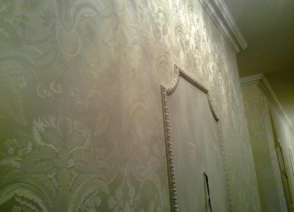 Decoration of seams on wallpaper