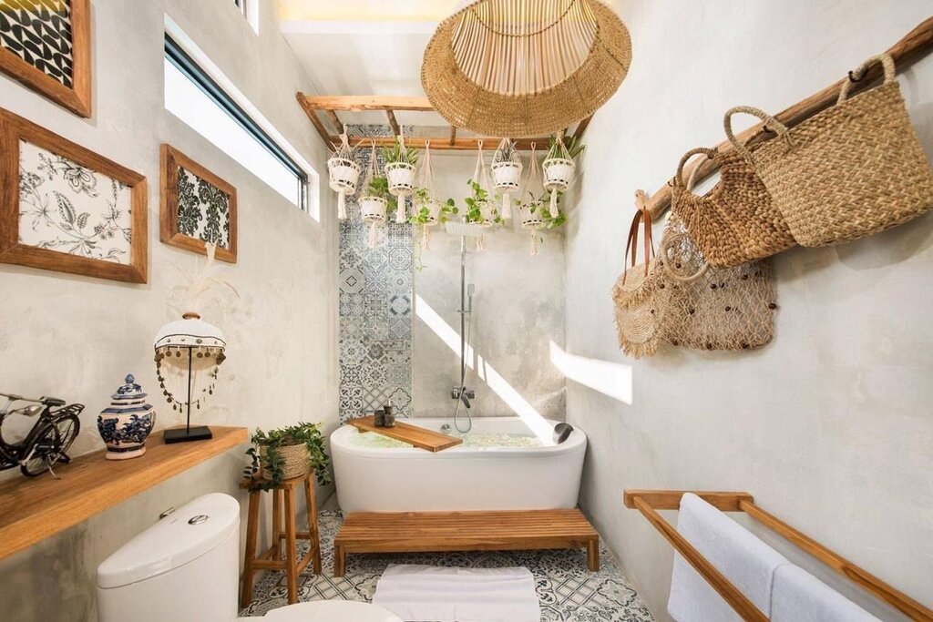 Bathroom decor with tiles