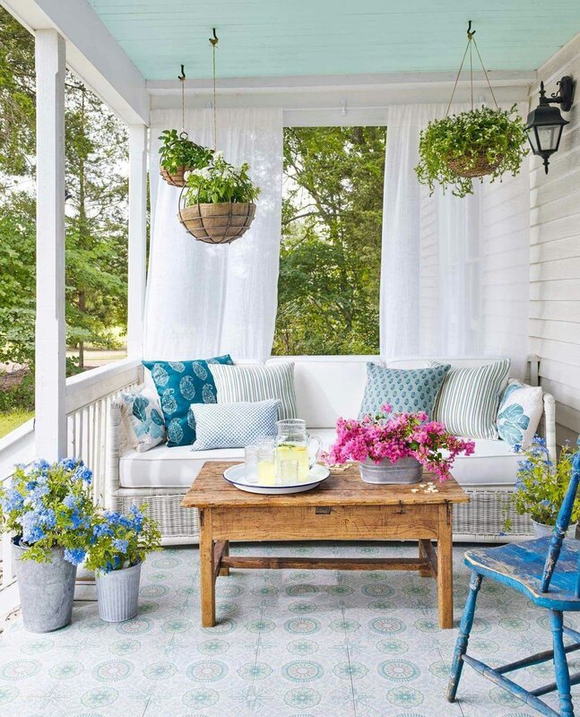 Decorating the veranda at the dacha