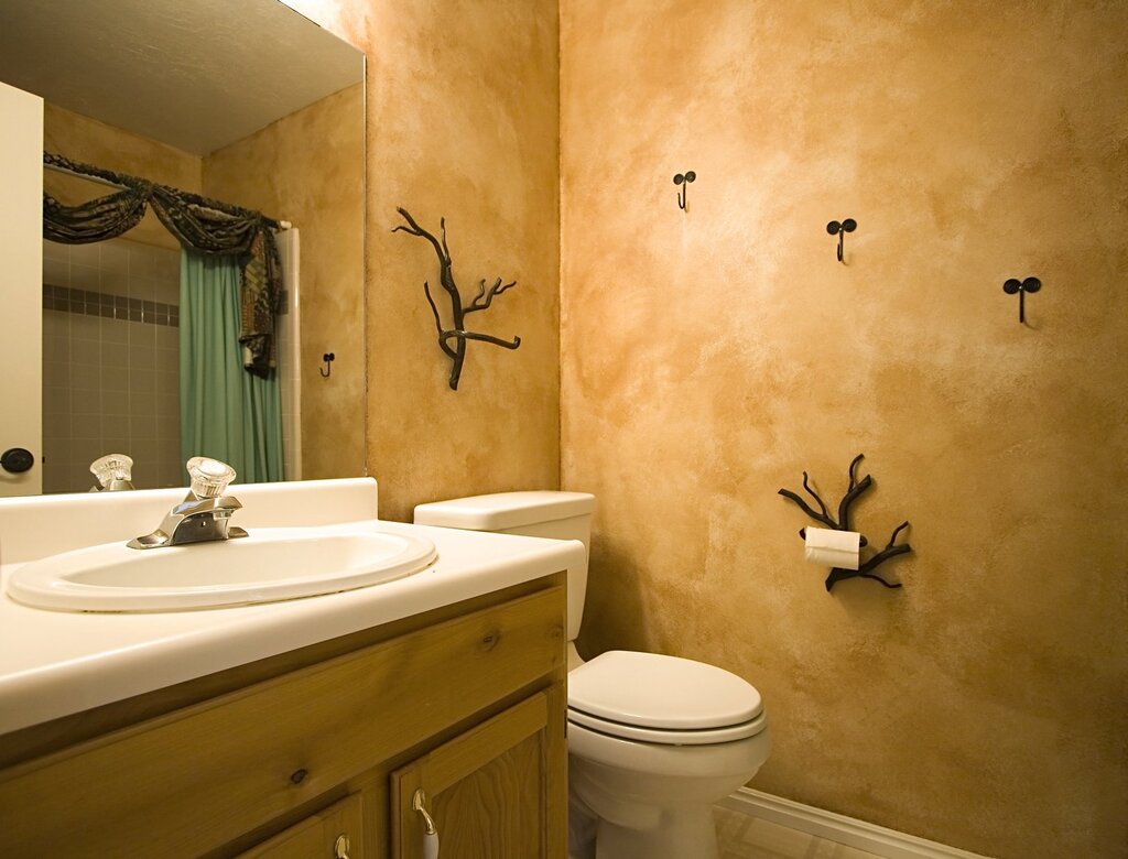 Decorative finish in the bathroom