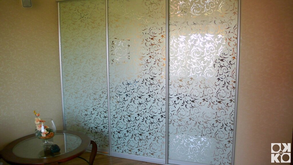 Decorative film on the mirror