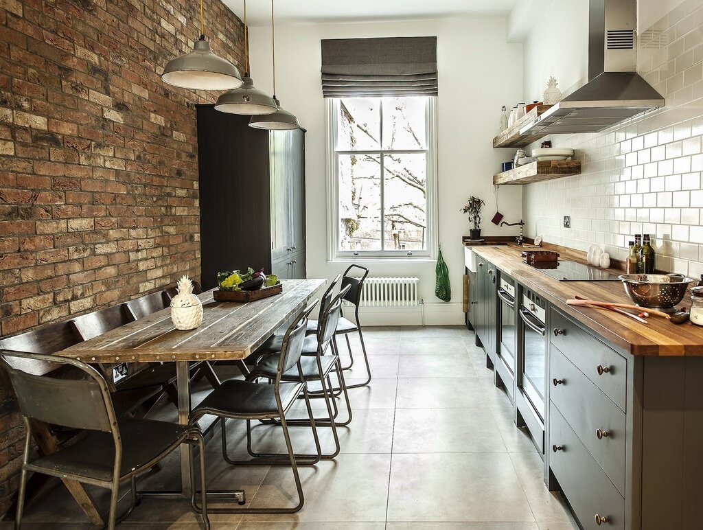 Decorative tiles in the kitchen