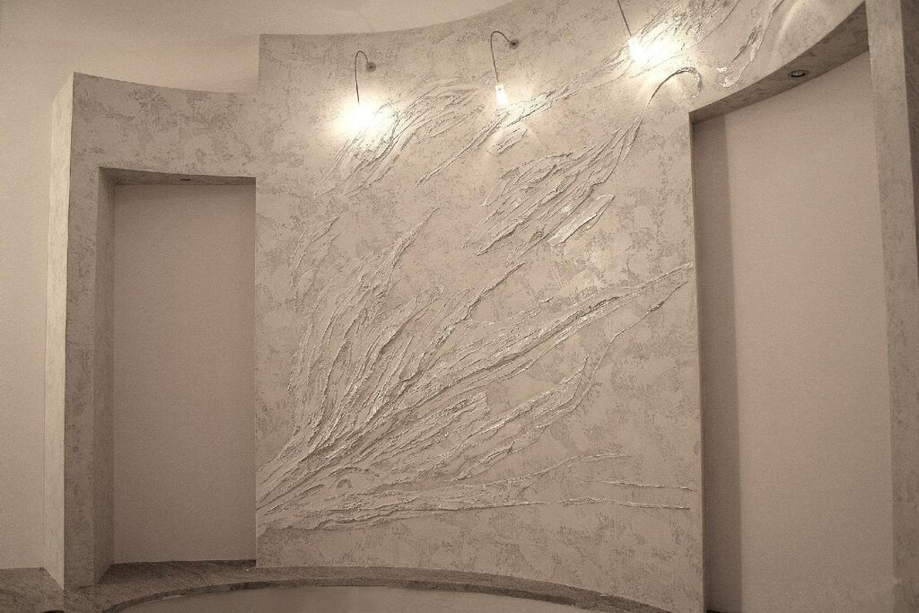 Decorative plaster in the corridor