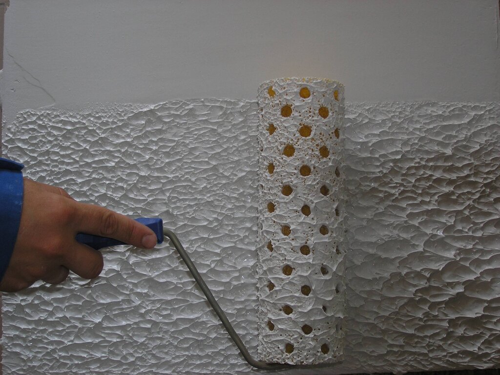 Decorative putty with a roller