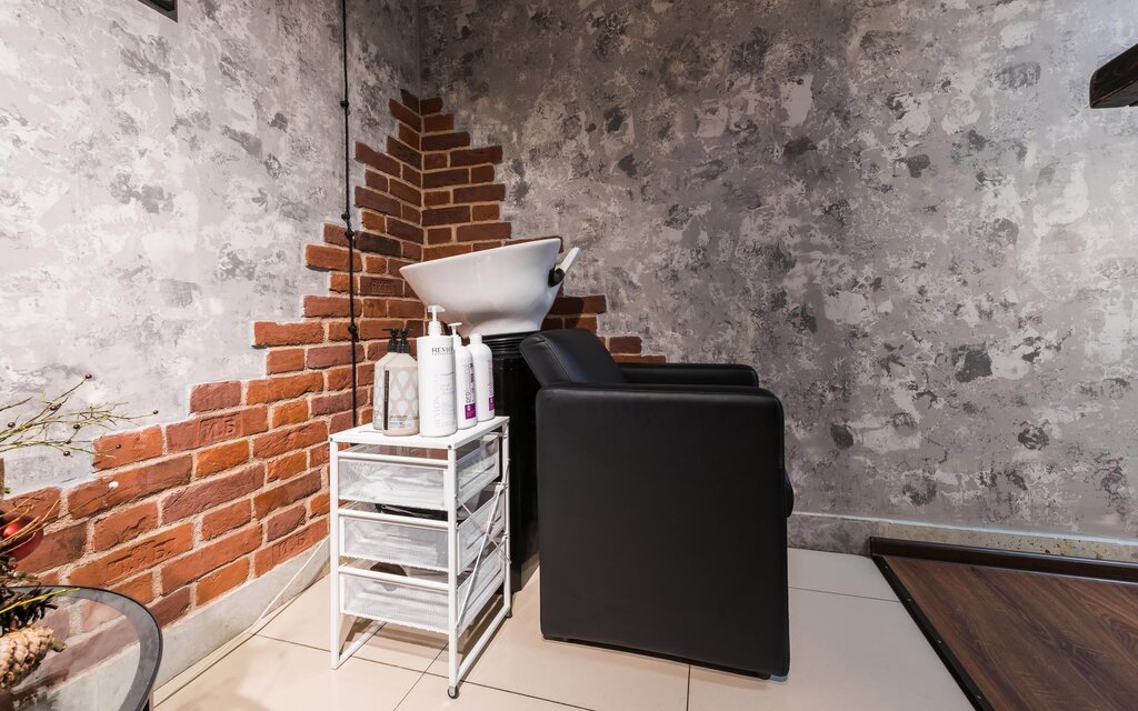 Decorative plaster and brick in the interior