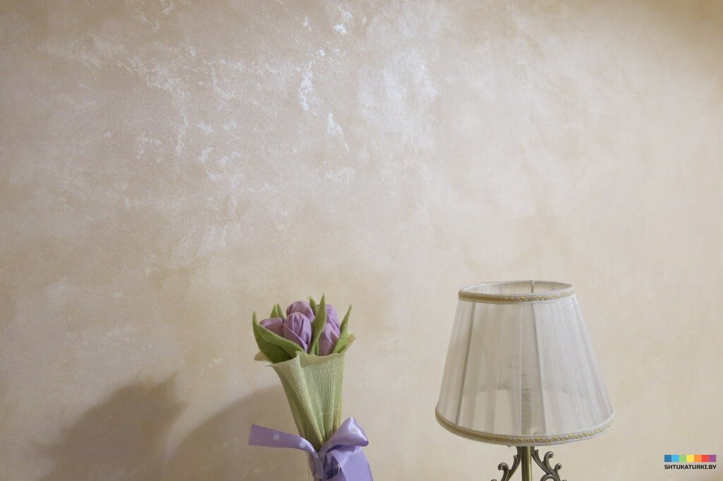 Decorative plaster wet silk in the interior