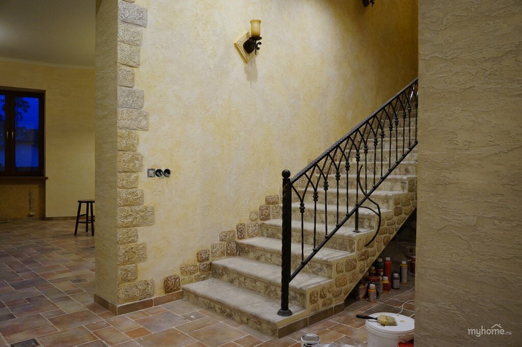 Decorative plaster on the staircase