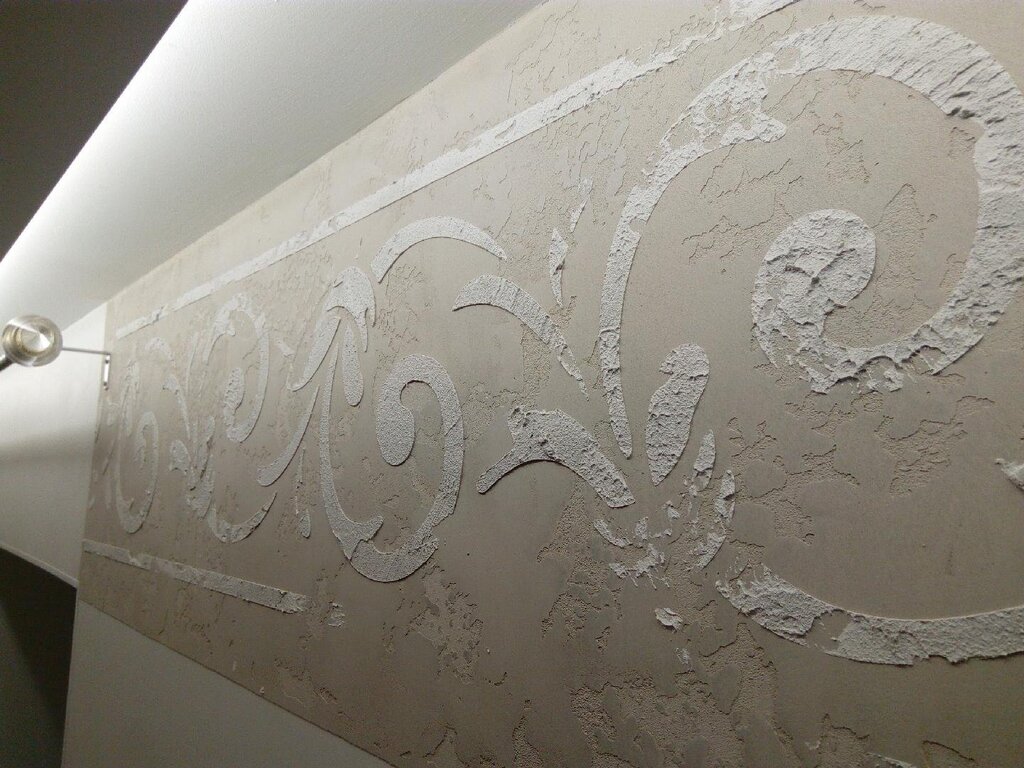 Decorative plaster using a stencil